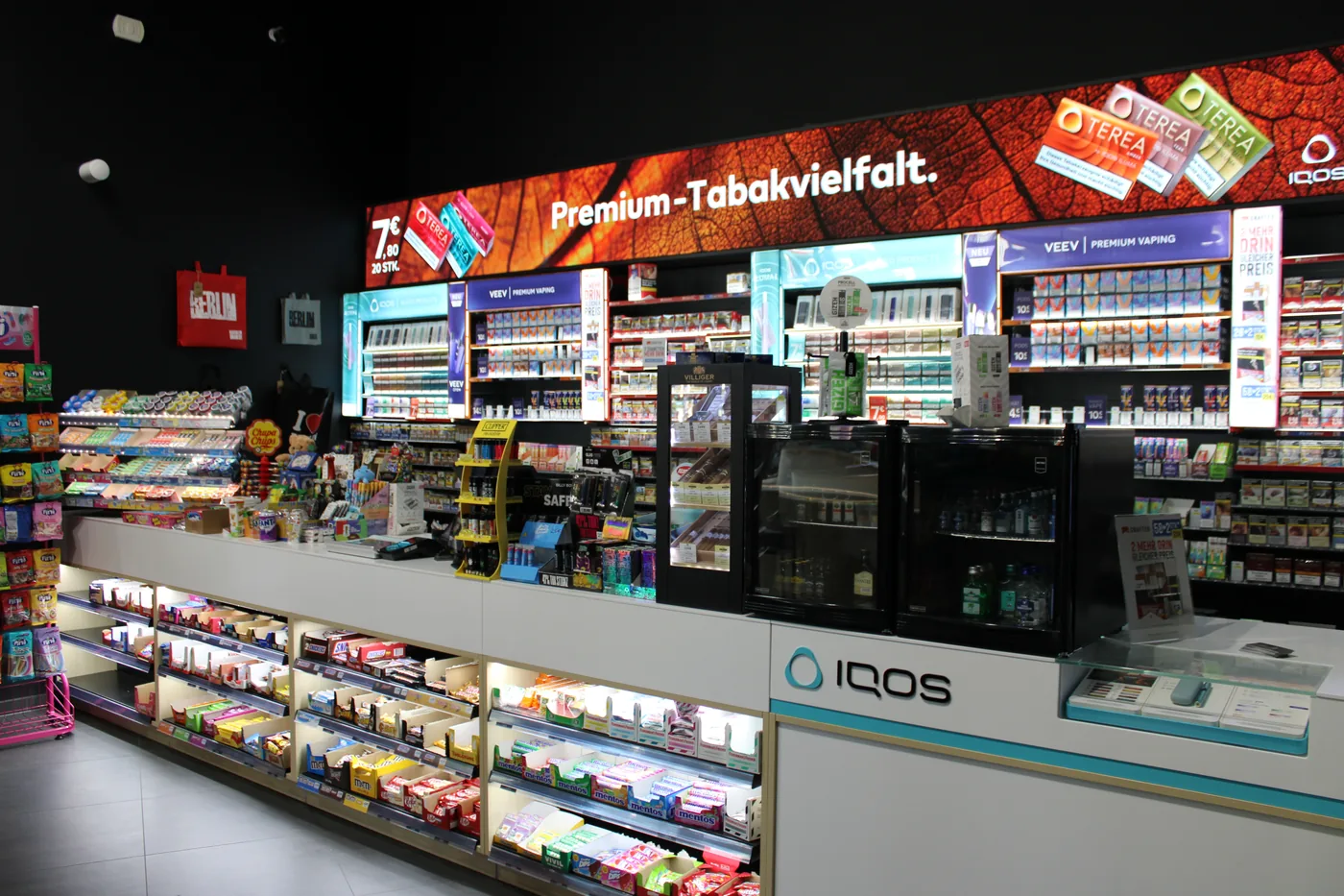 Verkaufstheke mit Tabakwaren und IQOS-Produkten