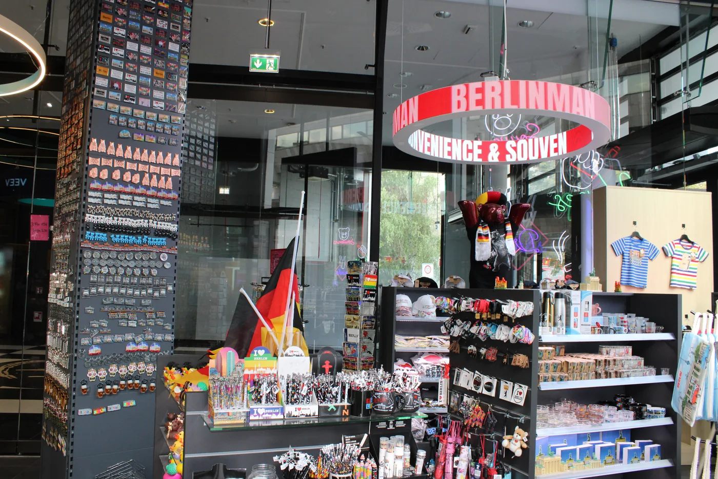 Verkaufsraum mit rundem BerlinMan-Leuchtring über den Souvenirtischen