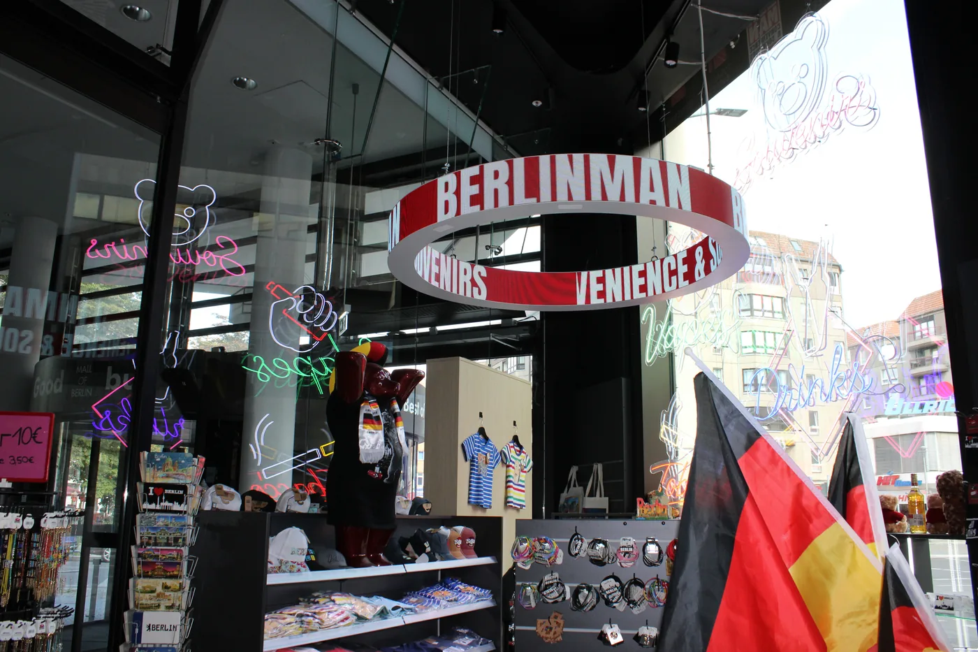 Souvenirbereich mit Shirts, Magneten und Deutschlandfahne