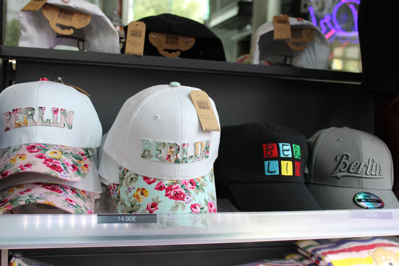 Baseballcaps mit Berlin-Aufdruck im Regal