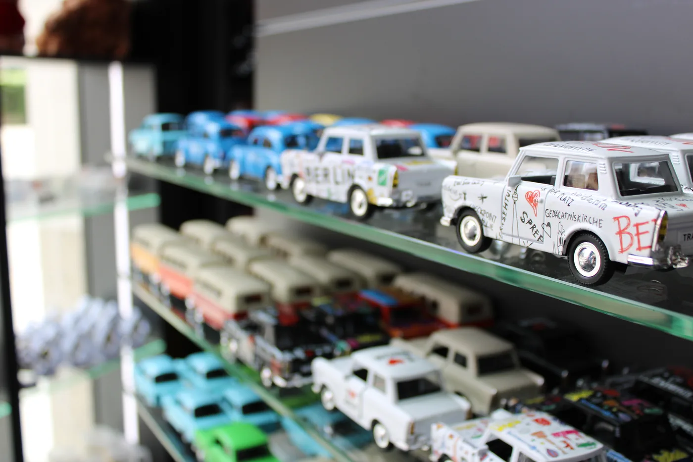 Modellautos vom Typ Trabant in einer Glasvitrine