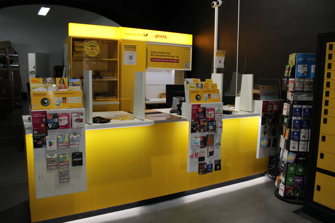 Gelber Post- und DHL-Counter im BerlinMan Store
