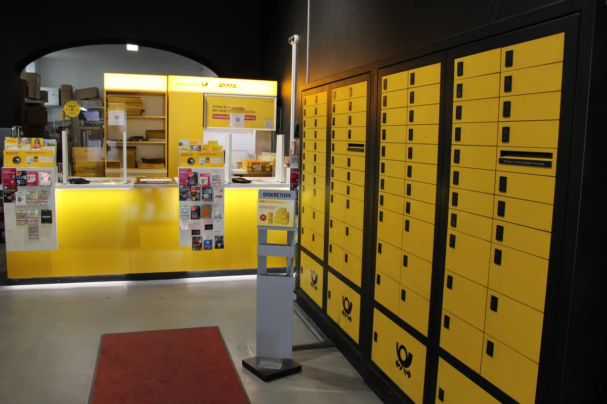 Post- und DHL-Bereich mit Packstation im BerlinMan Store