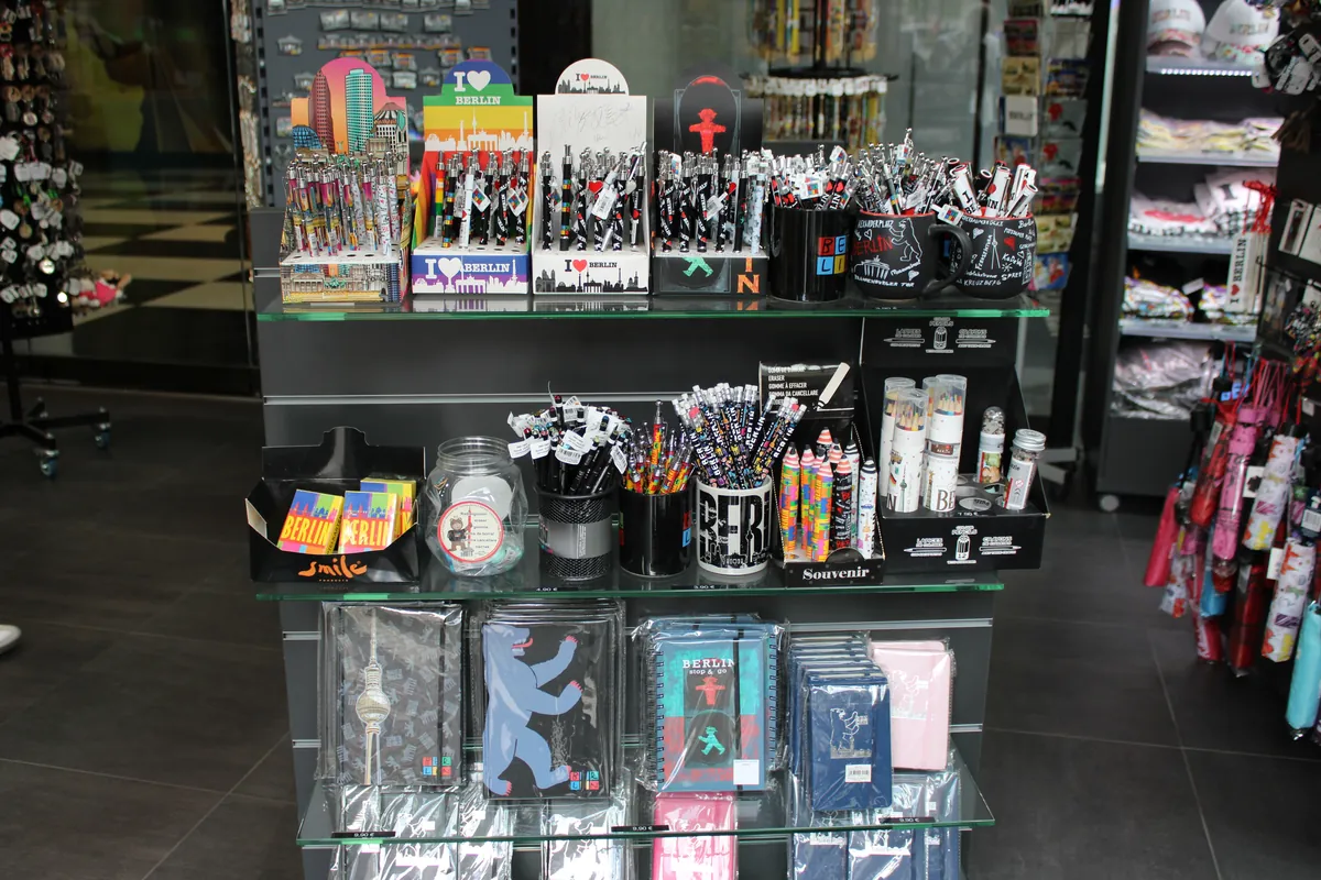 Souvenirregal bei BerlinMan mit Magneten, Stiften und Andenken